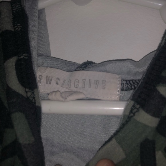 camo shirt sleeve crop top - Picture 3 of 3